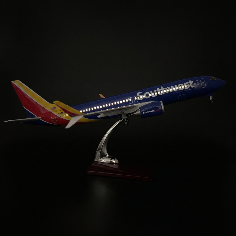 بوينغ 737 ماكس 8 ساوث ويست 1:80 - 47 سم / 18.5 بوصة - أضواء LED (طلب مسبق) - Image 2