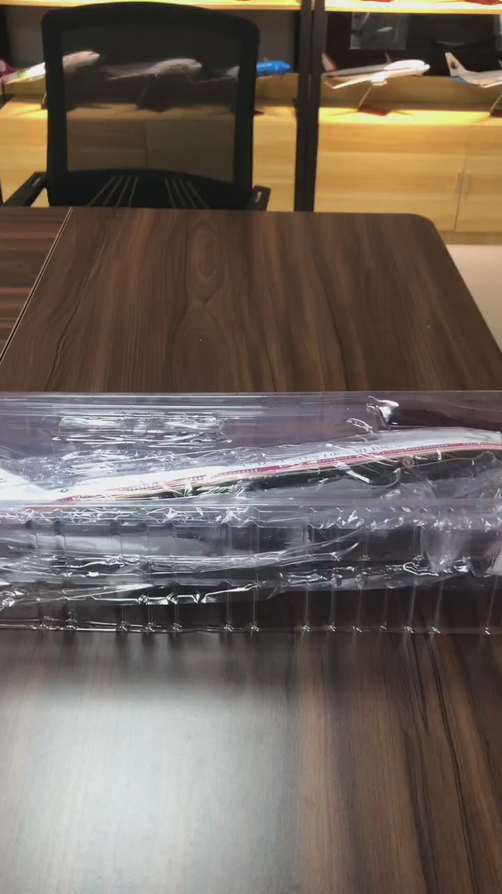 Air Force One Boeing 747-8 (VC-25B) 1:150 Scale Model Airplane – New Presidential Livery (47cm / 18.5")
